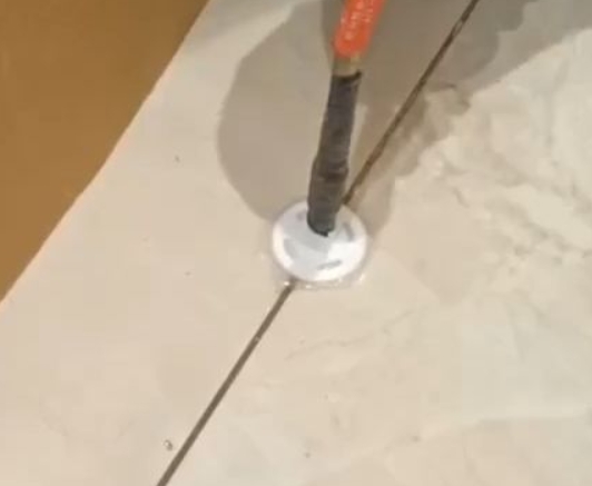 德江瓷砖空鼓维修公司专业解答瓷砖在铺贴过程中，如果没有涂抹均匀到位的粘结材料（如水泥砂浆或瓷砖胶），可能会导致以下问题
